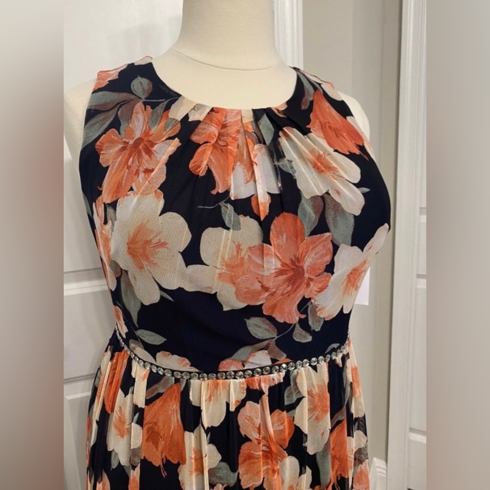 Plus Dress - Picture 4 of 5